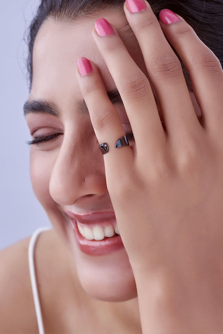 Black Silver Rynaa Ring